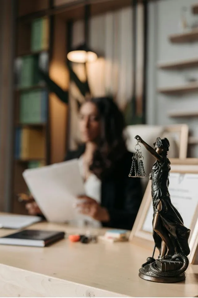 Reunião de consultoria jurídica humanizada em escritório de advocacia.