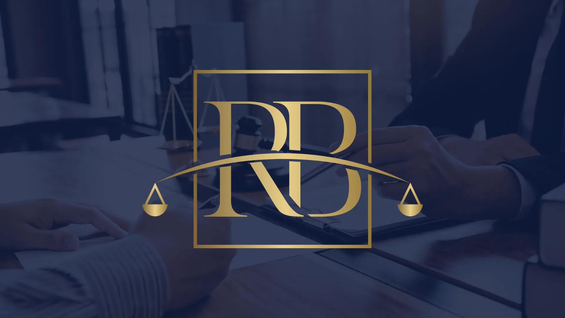 Advogado prestando atendimento jurídico digital e presencial sigiloso.